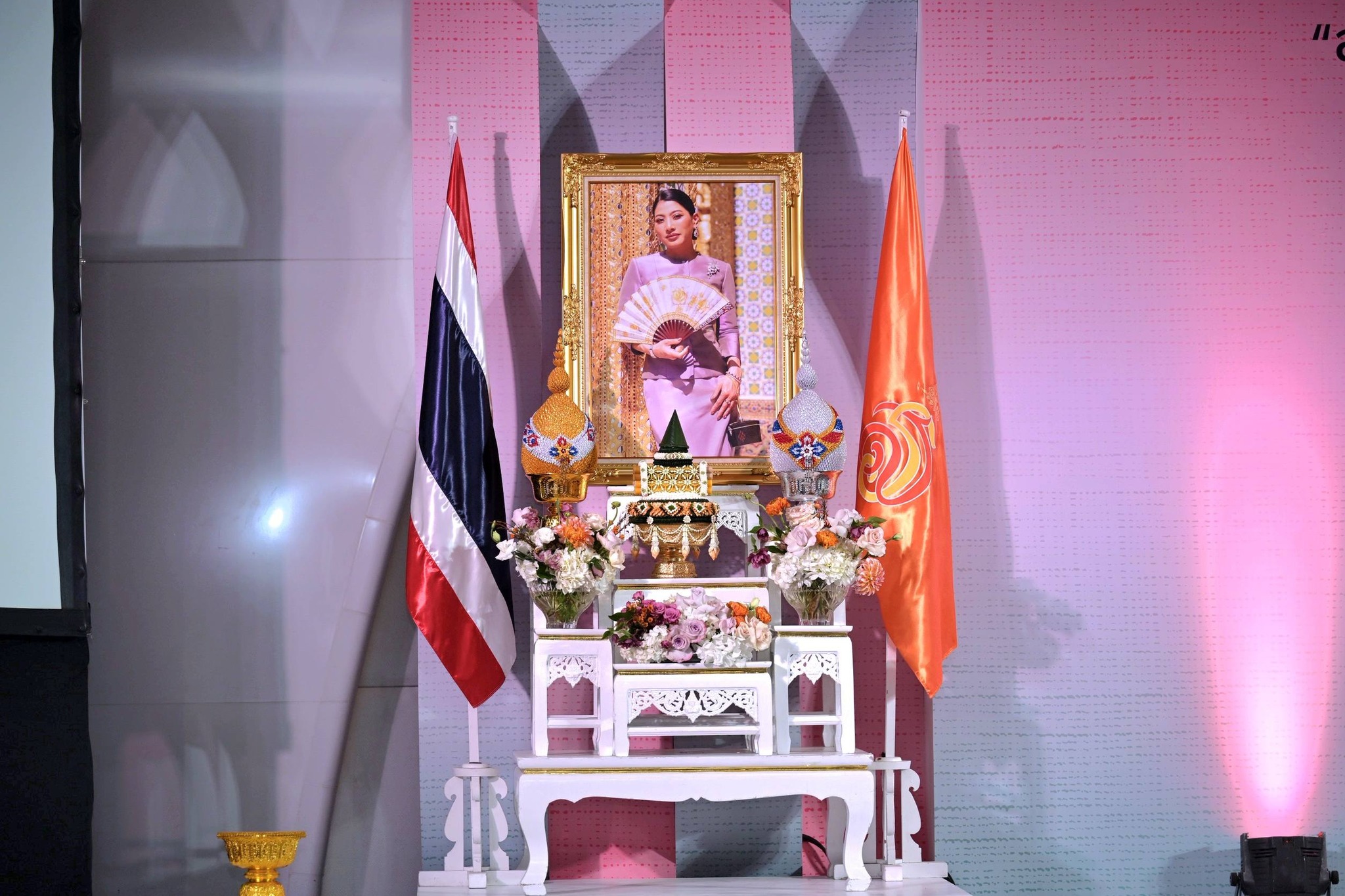 ผู้ว่าราชการจังหวัดแพร่ เข้ารับมอบแบบลายผ้าพระราชทาน ประจำปี 2569 ต่อยอดภูมิปัญญาผ้าไทยสู่สากล